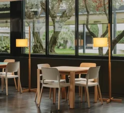 Lampadaire, TMM, hêtre, abat-jour beige, Ø60cm, H166cm - Santa & Cole