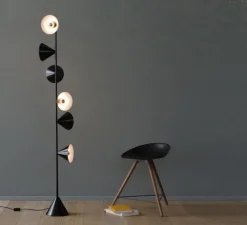 Lampadaire, Vertical 1, laiton, Ø27,5cm, H165cm - ATELIER ARETI