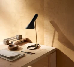 Lampe à poser, AJ Mini, noir, laiton, L24,7cm, H43,3cm - Louis Poulsen