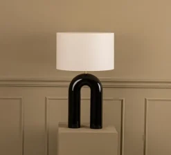 Lampe à poser, Arko, céramique noir, douille laiton, câble noir, Ø40cm, H67cm - Simone & Marcel