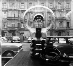 Lampe à poser, Bulb, gris, Ø20cm, H30cm - Ingo Maurer