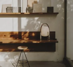 Lampe à poser, Cesta Metallica, métal et bois, poignée cuir, Ø35cm, H51cm - Santa & Cole