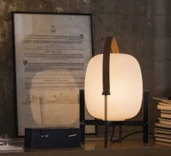 Lampe à poser, Cesta Metallica, métal et bois, poignée cuir, Ø35cm, H51cm - Santa & Cole