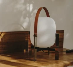 Lampe à poser, Cesta Metallica, métal et bois, poignée cuir, Ø35cm, H51cm - Santa & Cole