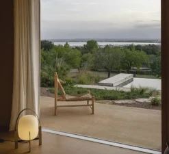 Lampe à poser, Cesta Metallica, métal et bois, poignée cuir, Ø35cm, H51cm - Santa & Cole