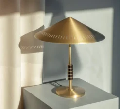 Lampe à poser, Governor, laiton, noyer, Ø40,5cm, H45,4cm - LYFA