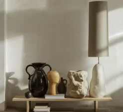 Lampe à poser, Hebe, abat-jour Eclipse, sable et blanc, Ø30cm, H128cm - Ferm Living