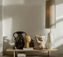 Lampe à poser, Hebe, abat-jour Eclipse, sable et blanc, Ø30cm, H128cm - Ferm Living