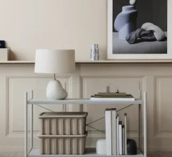 Lampe à poser, Hebe small blanc cassé, abat-jour Eclipse naturel, Ø33cm, H48,5cm - Ferm Living