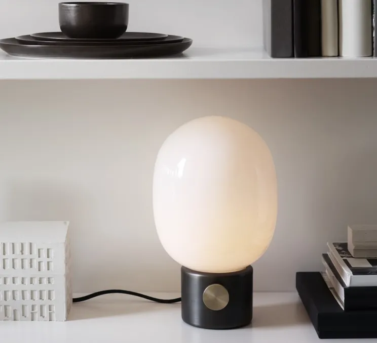 Lampe à poser, JWDA , bronze, opalin brillant, Ø17cm, H29cm - Audo Copenhagen