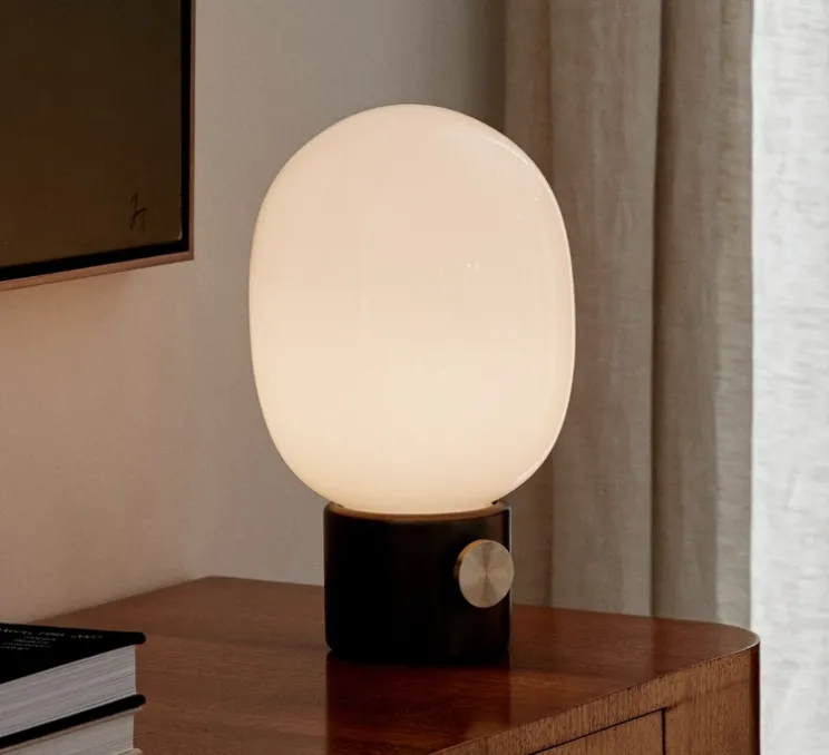 Lampe à poser, JWDA , bronze, opalin brillant, Ø17cm, H29cm - Audo Copenhagen