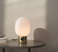 Lampe à poser, JWDA , laiton poli, opalin brillant, Ø17cm, H29cm - Audo Copenhagen