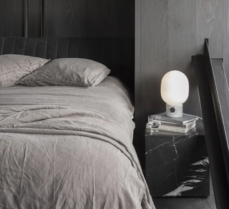 Lampe à poser, JWDA , marbre blanc, opalin mat, Ø19cm, H32cm - Audo Copenhagen