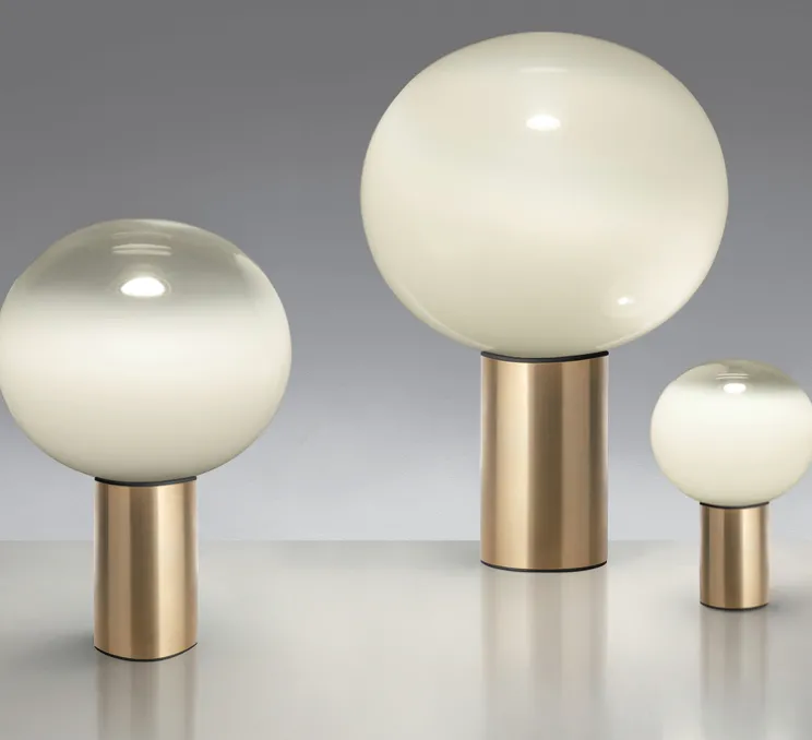 Lampe à poser, Laguna Tavolo, transparent fumé, laiton satiné, dimmable, Ø37cm, H54,1cm - Artemide