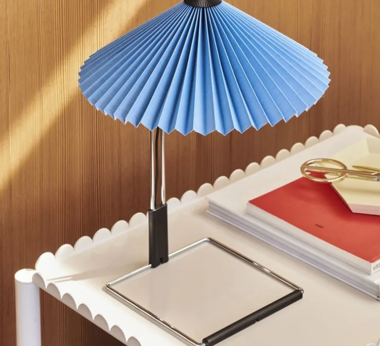Lampe à poser, Matin 300, bleu placid, base miroir, LED, dim, 2800K, 150 lm, Ø30cm, H38cm - HAY