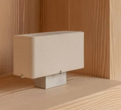 Lampe à poser, Nonna, Aluminium brossé, abat-jour sable, L34,5cm, H24cm - Audo Copenhagen