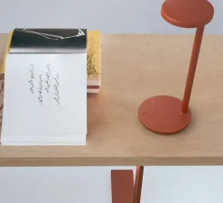 Lampe à poser, Oblique Qi Matt rust, rouille, LED, dim, 2700K, 750 lm, Ø15,5cm, H35cm - Flos