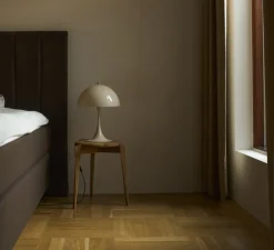 Lampe à poser, Panthella 320, beige opale, Ø32cm, H43,8cm - Louis Poulsen