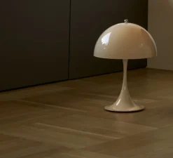 Lampe à poser, Panthella 250, beige opale, Ø25cm, H34,6cm - Louis Poulsen