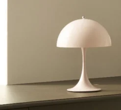 Lampe à poser, Panthella 250, rose pâle opale, Ø25cm, H34,6cm - Louis Poulsen