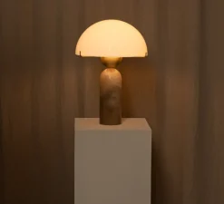 Lampe à poser, Peono, Albâtre Tobacco, câble noir, Ø40cm, H58cm - Simone & Marcel