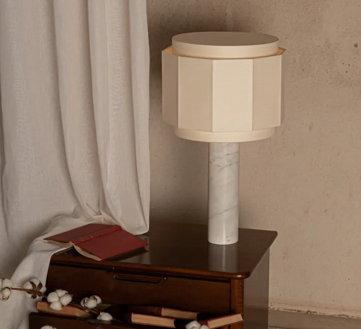 Lampe à poser, Pipo Okla, câble noir, Marbre blanc, Ø35cm, H60cm - Simone & Marcel