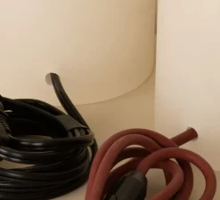 Lampe à poser, Pipo Okla, câble noir, Marbre blanc, Ø35cm, H60cm - Simone & Marcel