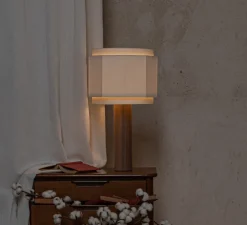 Lampe à poser, Pipo Okla, noyer, câble noir, Ø35cm, H60cm - Simone & Marcel