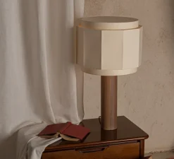 Lampe à poser, Pipo Okla, noyer, câble noir, Ø35cm, H60cm - Simone & Marcel