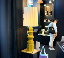 Lampe à poser, Safi, jaune moutarde, abat-jour en tissu, Ø50cm, H138cm - Mullan Lighting