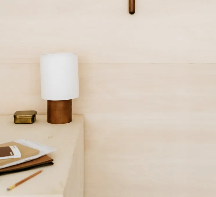 Lampe à poser, Simone Petite, Bois noyer & blanc, Ø18cm, H33cm - An°so