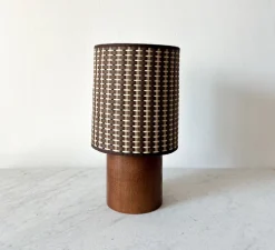 Lampe à poser, Simone Petite, Bois noyer & raphia marron et beige, Ø18cm, H33cm - An°so