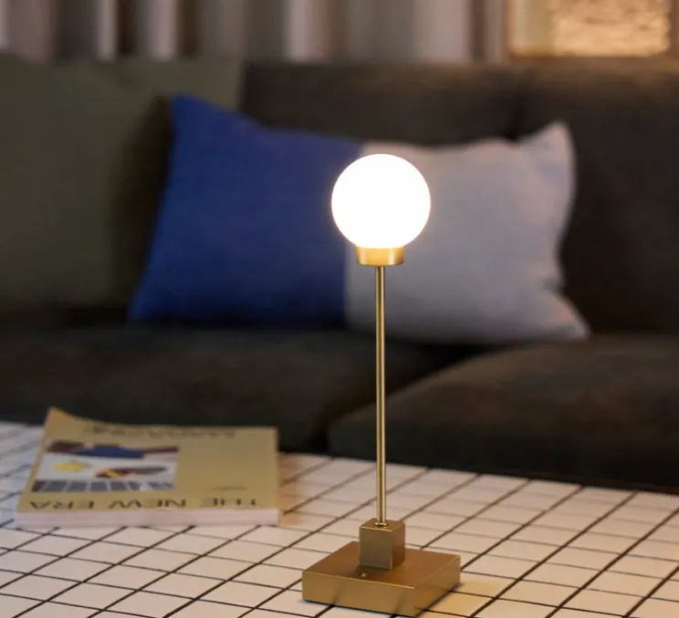 Lampe à poser, Snowball Portable, laiton, H41cm, L10cm- Northern