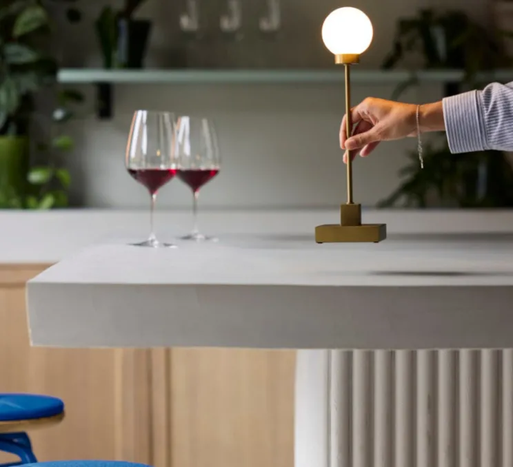 Lampe à poser, Snowball Portable, laiton, H41cm, L10cm- Northern