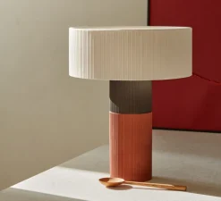 Lampe à poser, Terra Big, blanc/lignes, chocolat/lignes, rouge/lignes, IP44, LED, dim, 2700K, 1000 lm, Ø37,2cm, H48,2cm - Pott