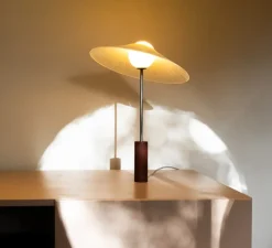 Lampe à poser, Tilt, abat-jour ruban jaune, base rouge brun, Ø30cm, H42cm - Atelier Robotiq