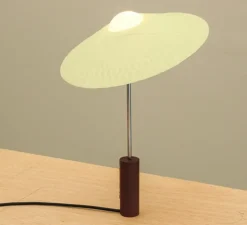 Lampe à poser, Tilt, abat-jour ruban jaune, base rouge brun, Ø30cm, H42cm - Atelier Robotiq