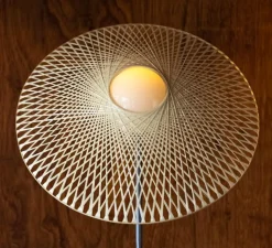 Lampe à poser, Tilt, abat-jour fibre jaune, base rouge brun, Ø30cm, H42cm - Atelier Robotiq