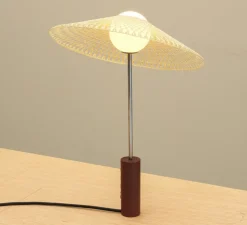 Lampe à poser, Tilt, abat-jour fibre jaune, base rouge brun, Ø30cm, H42cm - Atelier Robotiq