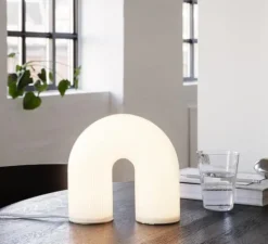 Lampe à poser, Vuelta, verre opal blanc, laiton, LED, 2700K, 265lm, L21,4cm, H21,6cm - Ferm Living