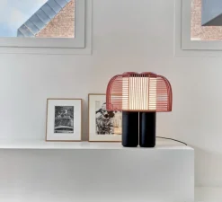 Lampe à poser, Yasuke, noir et rouge, LED, dim, 2700-3400K, 1300 lm, L39,5cm, H44,3cm - DCW éditions Paris