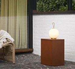 Lampe, Baladeuse, VL 45 Radiohus, laiton, verre brillant opalin, IP44, LED, dim, 2000-2700K, lm, Ø17,5cm, H27,5cm - Louis Poulsen