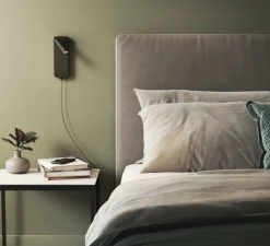 Liseuse murale, Enna Surface USB, noir mat, LED, 2700K, 134 lm, L8cm, H22,5cm - Astro