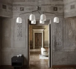 Lustre 6 bras, Howard, blanc, laiton, L133,6cm, H60,4cm - Gubi