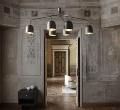 Lustre 6 bras, Howard, bronze, laiton, L133,6cm, H60,4cm - Gubi