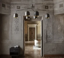 Lustre 6 bras, Howard, bronze, laiton, L133,6cm, H60,4cm - Gubi