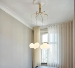 Lustre, Apiales Cluster 6, laiton brossé, opal, Ø83cm, H32cm - Nuura