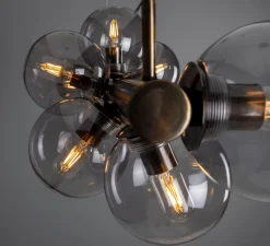 Lustre, Moriarty, noir mat, laiton antique, globe fumé, L127cm, H144,5cm - Mullan Lighting