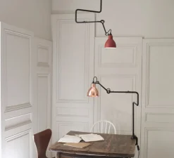 Plafonnier, Lampe Gras 312, corps noir, abat-jour rond rouge (intérieur blanc), L36cm, H66cm - DCW éditions Paris