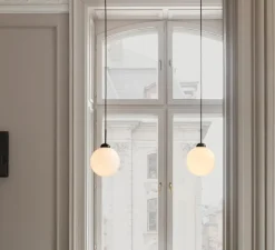 Suspension, Apiales 1, Large, noir satin, verre opalin, Ø20cm, H31,6cm - Nuura